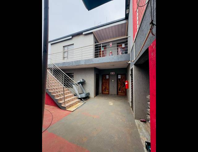 5 BEDROOM HOUSE FOR SALE IN PROTEA GLEN